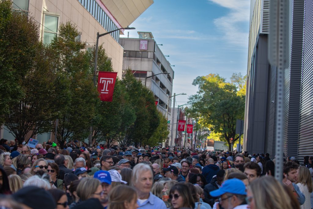 Bruce Springsteen Line Temple - Bucks County Beacon - Photo Essay: Bruce Springsteen, Barack Obama and John Legend Headline Philadelphia Rally at Temple University’s Liacouras Center