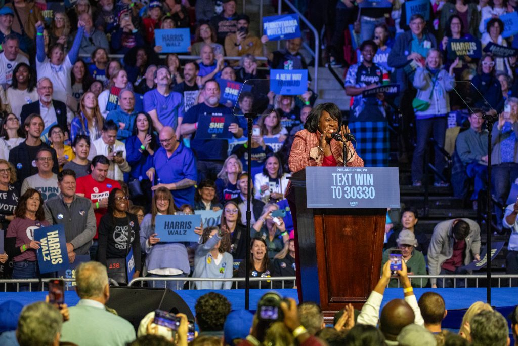 Mayor Parker Bruce - Bucks County Beacon - Photo Essay: Bruce Springsteen, Barack Obama and John Legend Headline Philadelphia Rally at Temple University’s Liacouras Center